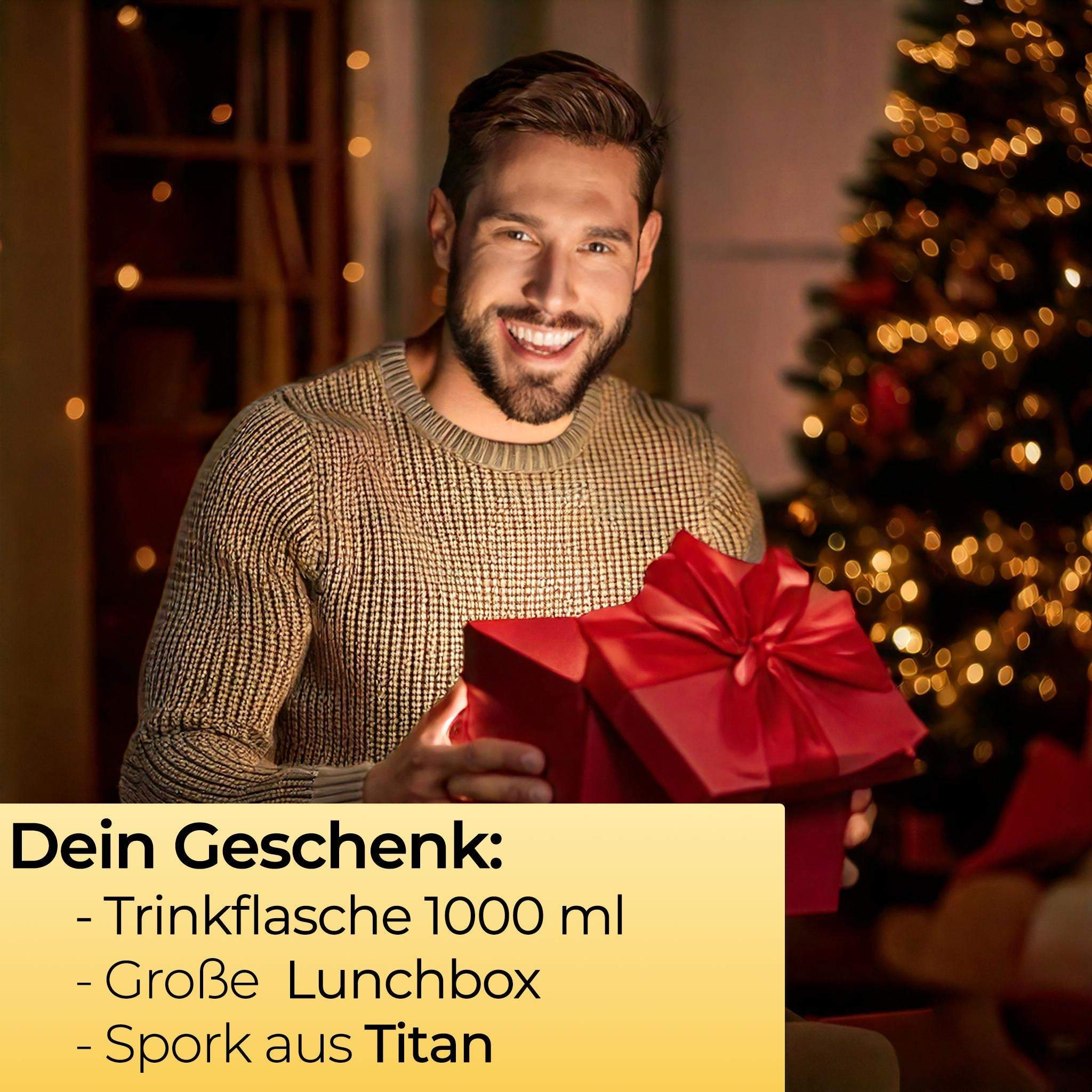 Mann öffnet ein Geschenk und freut sich – perfektes Weihnachtsgeschenk mit nachhaltigen Produkten wie Edelstahl-Thermosflasche, Titan-Spork und Lunchbox.